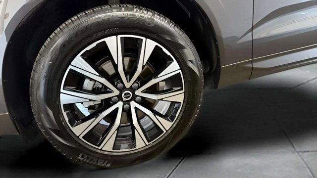 Used 2025 Volvo XC60 B5 Plus image 15