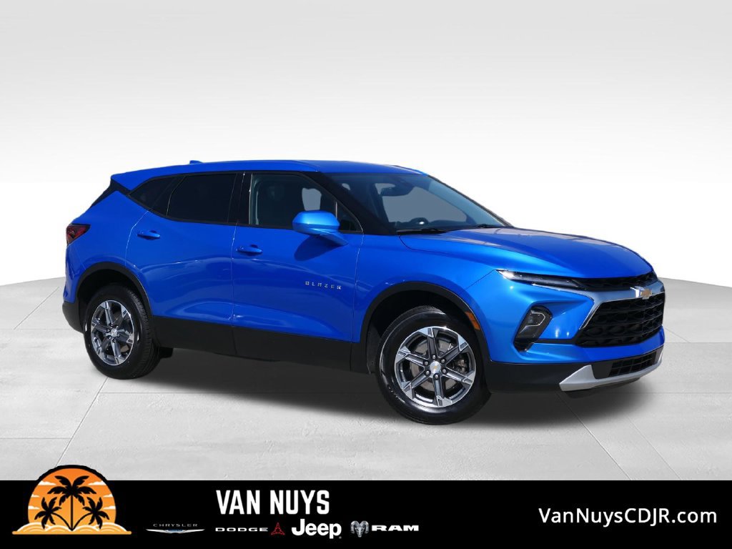 Used 2025 Chevrolet Blazer LT FWD image 1