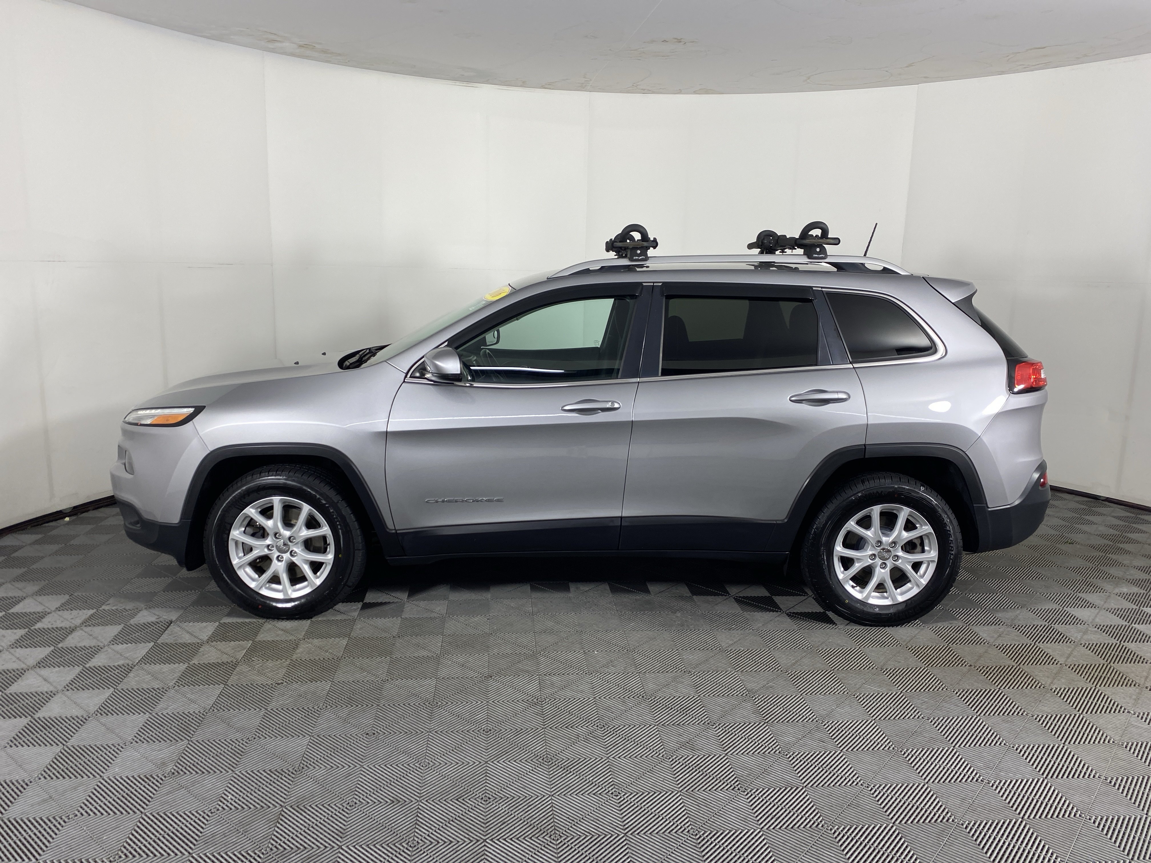 Used 2016 Jeep Cherokee Latitude w/ Safety/Convenience Group AWD/4WD image 9