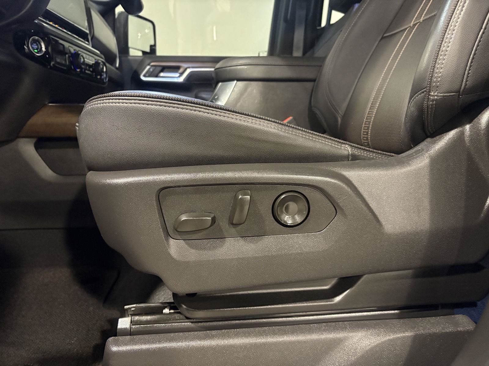 Used 2025 Chevrolet Silverado 2500 High Country w/ High Country Premium Package AWD/4WD image 17