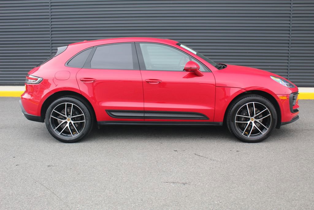 Certified 2025 Porsche Macan AWD/4WD image 9