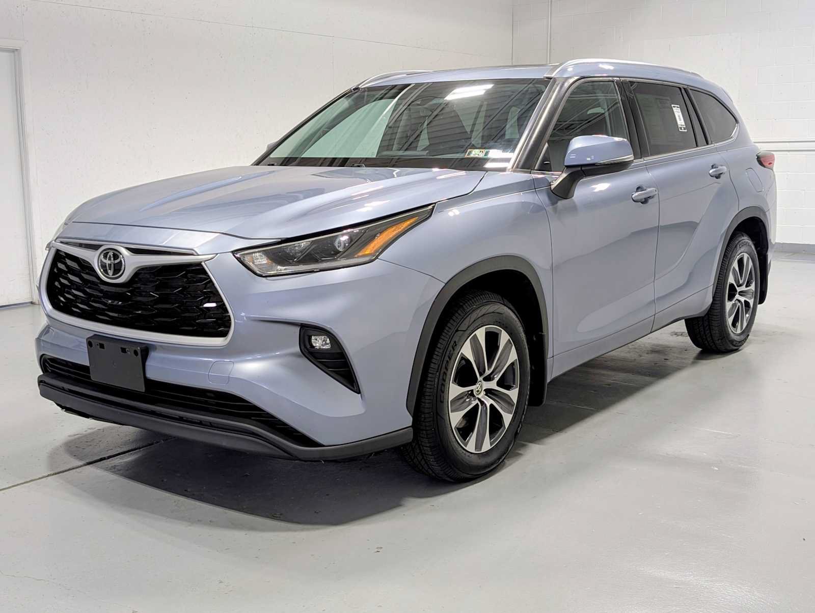 Used 2021 Toyota Highlander XLE AWD/4WD image 1
