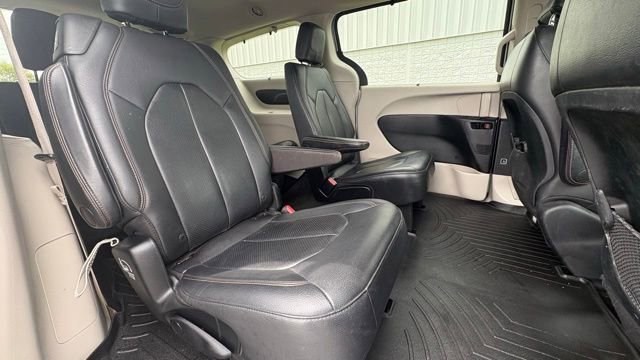 Used 2018 Chrysler Pacifica Touring-L w/ Tire & Wheel Group FWD image 16