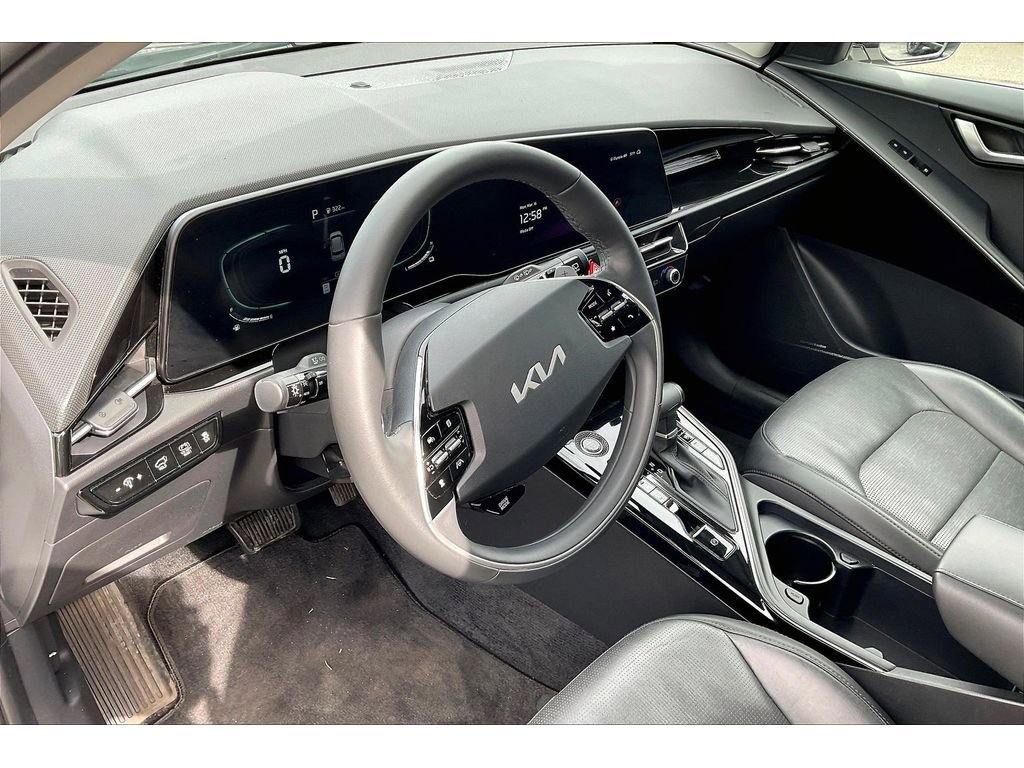 Used 2023 Kia Niro SX image 14