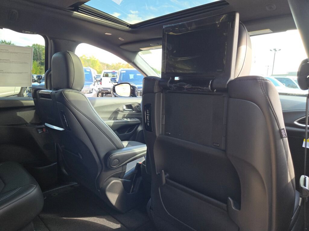 New 2026 Chrysler Pacifica Select image 10