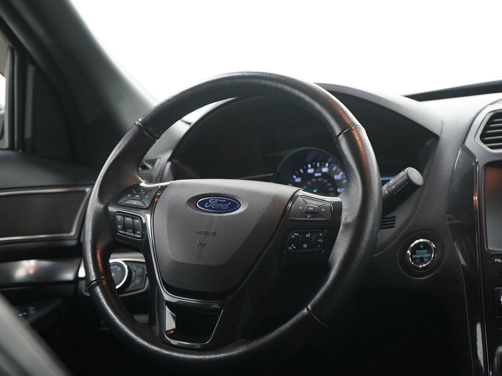 Used 2018 Ford Explorer XLT w/ Equipment Group 202A AWD/4WD image 12