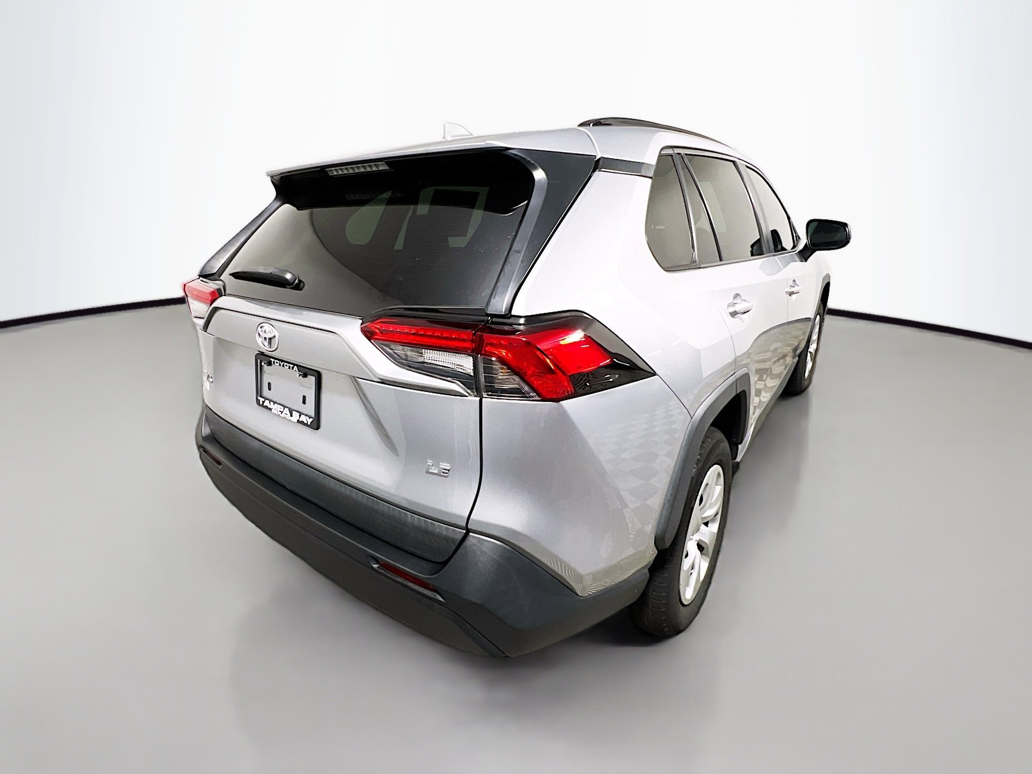 Used 2021 Toyota RAV4 LE image 4