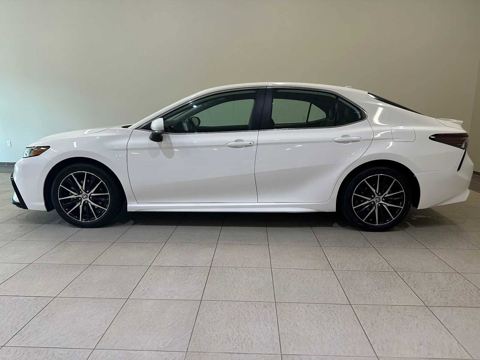 Certified 2023 Toyota Camry SE image 3