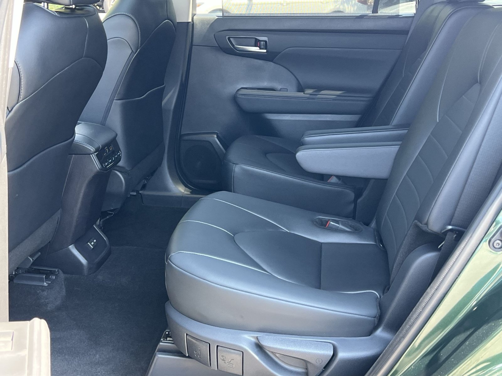 Used 2024 Toyota Highlander XLE AWD/4WD image 24