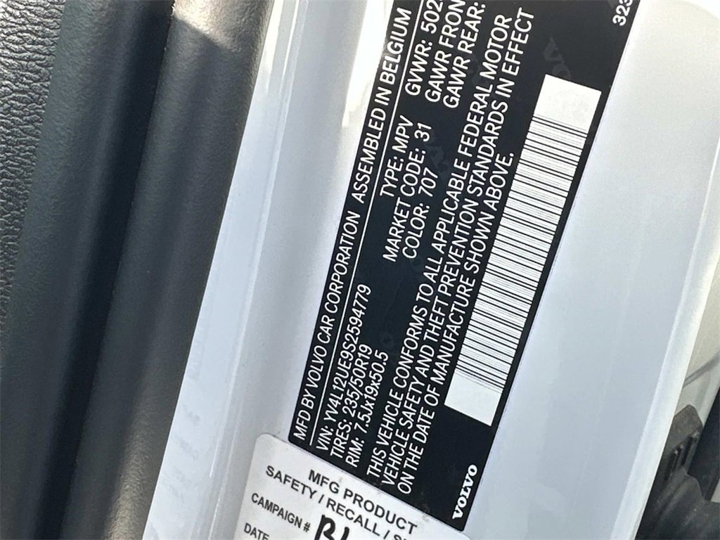 Used 2025 Volvo XC40 B5 Plus image 19