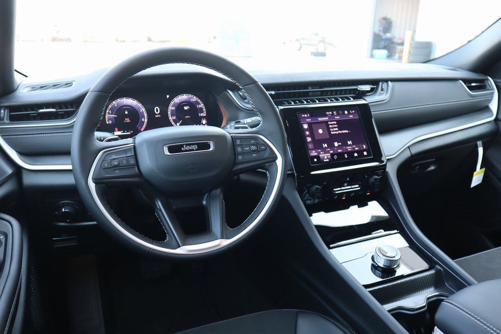 New 2025 Jeep Grand Cherokee L Laredo image 2