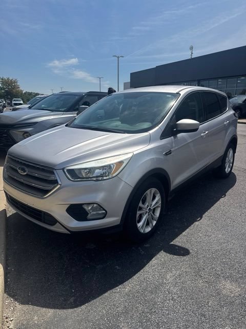 Used 2017 Ford Escape SE FWD image 2