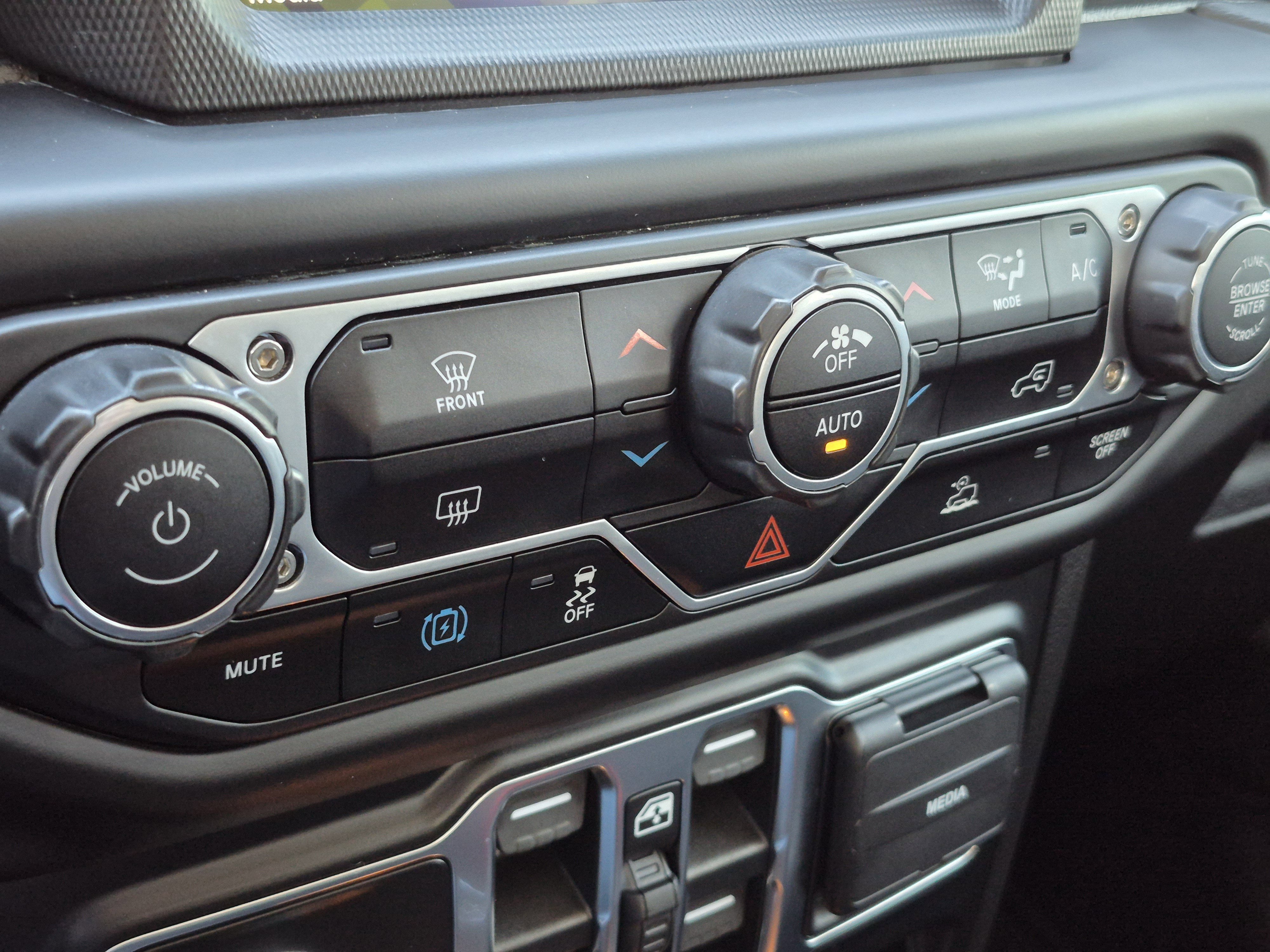 Used 2022 Jeep Wrangler Unlimited Sahara AWD/4WD image 23