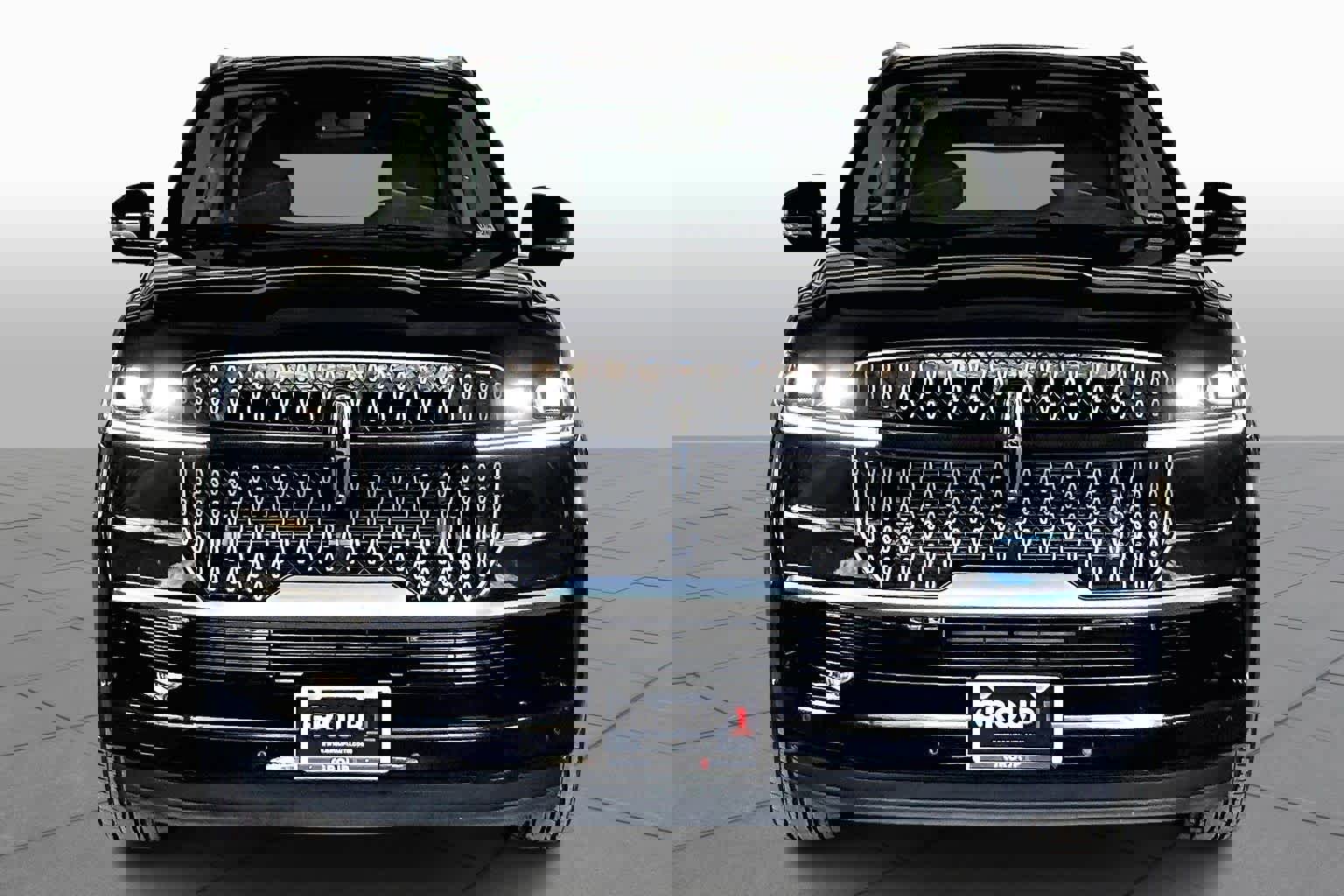 Used 2025 Lincoln Navigator Reserve image 3