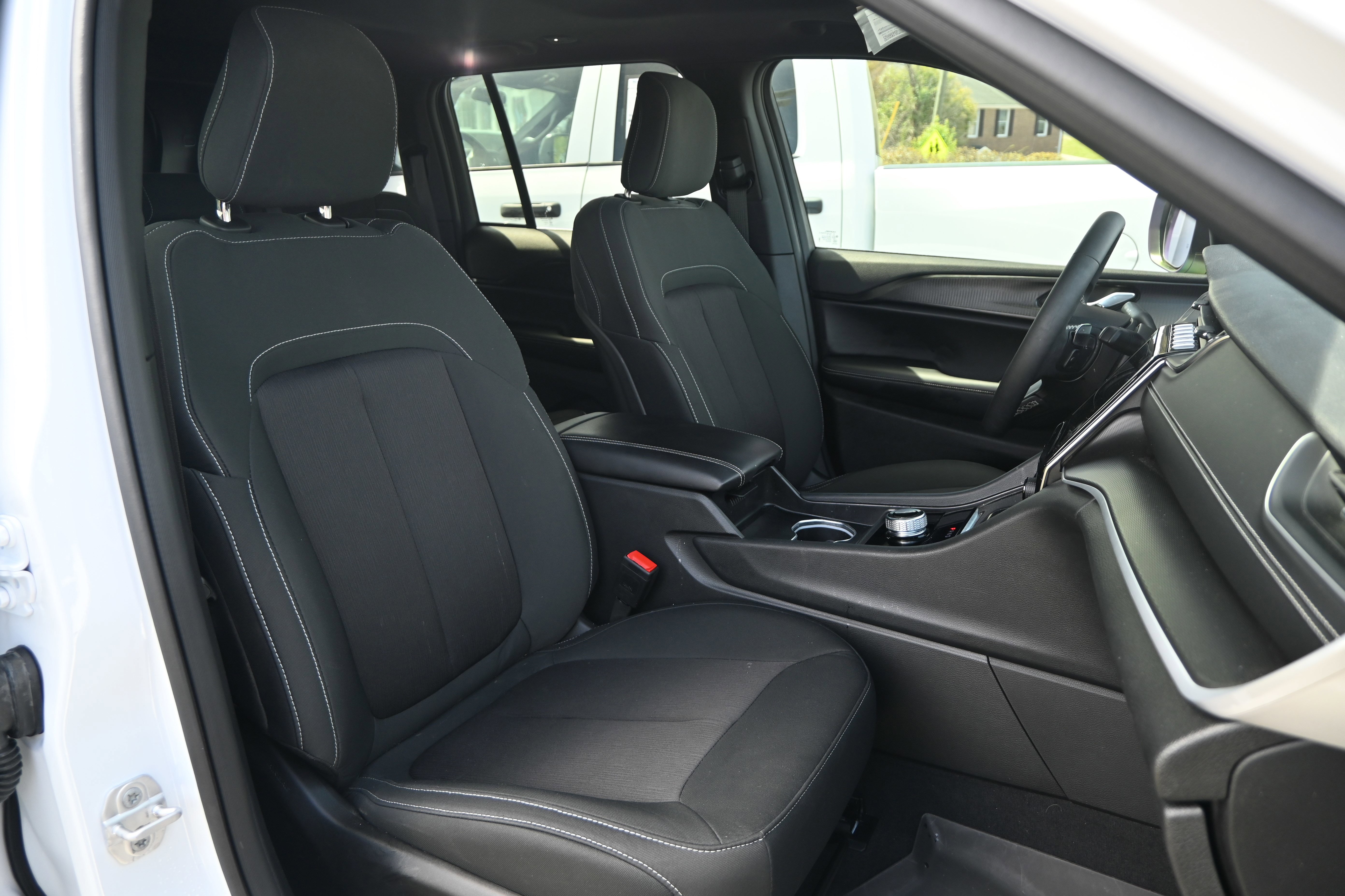 Used 2025 Jeep Grand Cherokee Laredo X image 18