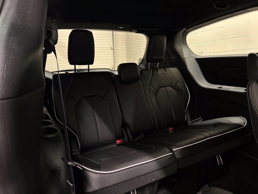 New 2027 Chrysler Pacifica Limited FWD image 12