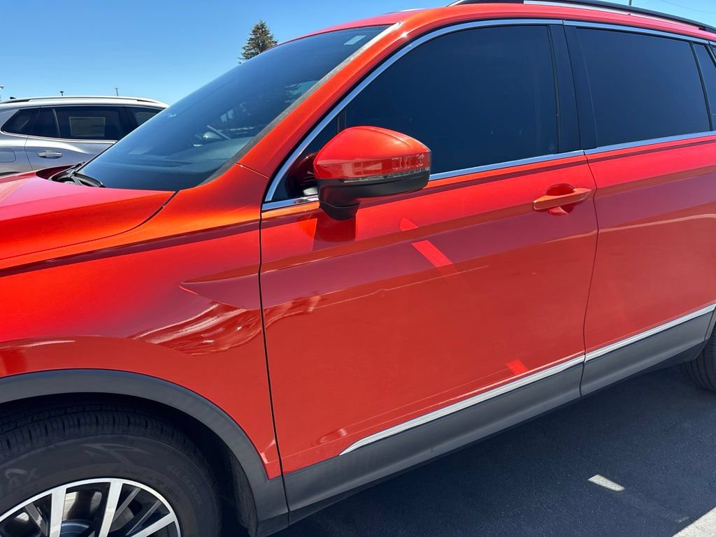 Used 2018 Volkswagen Tiguan SE w/ Panoramic Sunroof Package FWD image 3