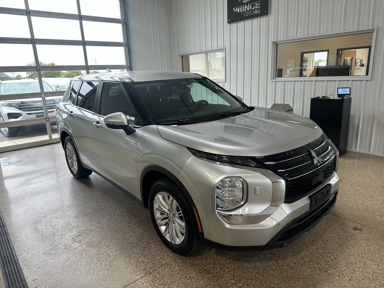 Used 2023 Mitsubishi Outlander ES image 17