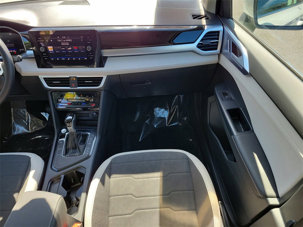 Certified 2025 Volkswagen Taos SE image 14