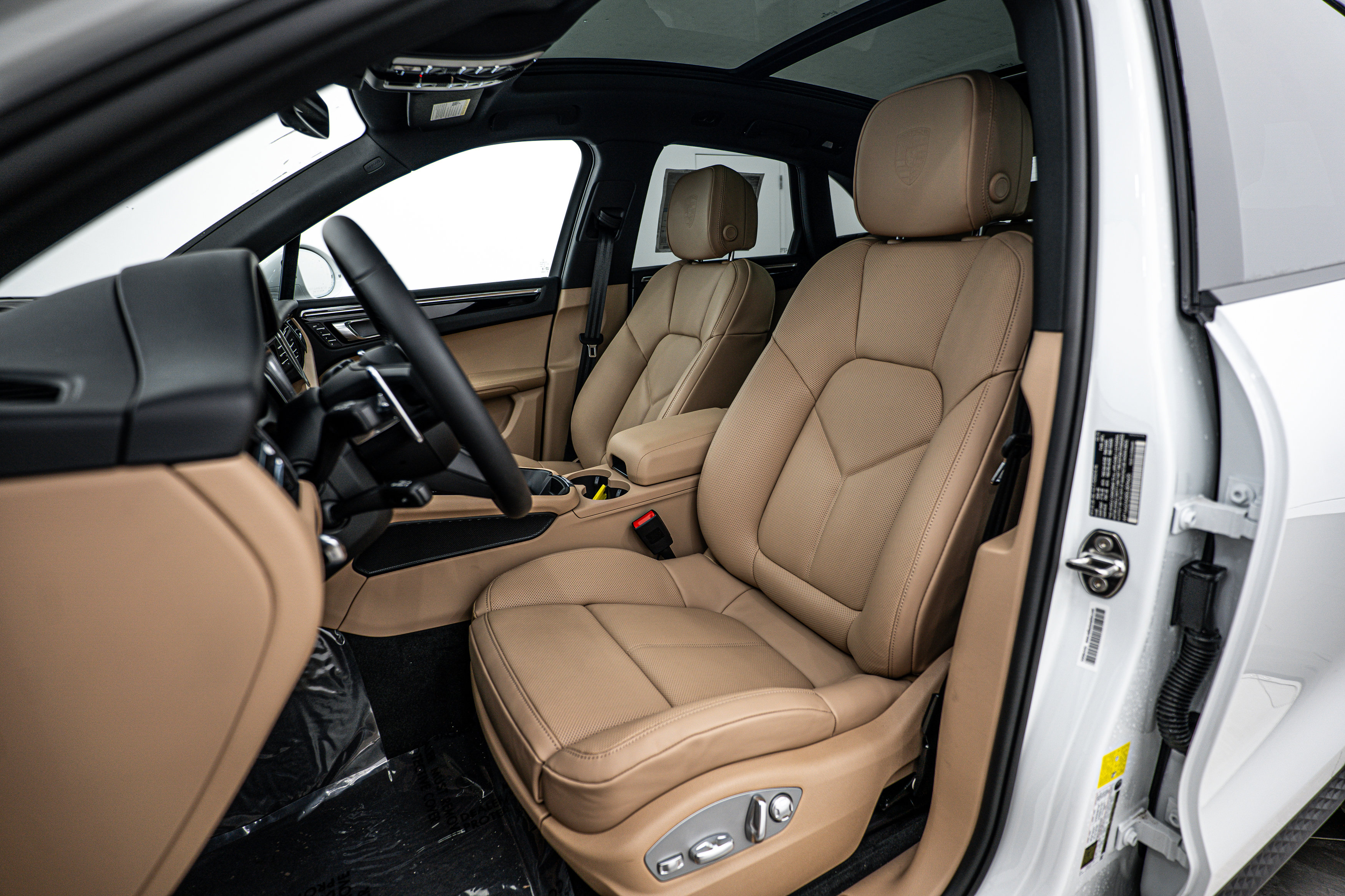 Certified 2025 Porsche Macan image 5