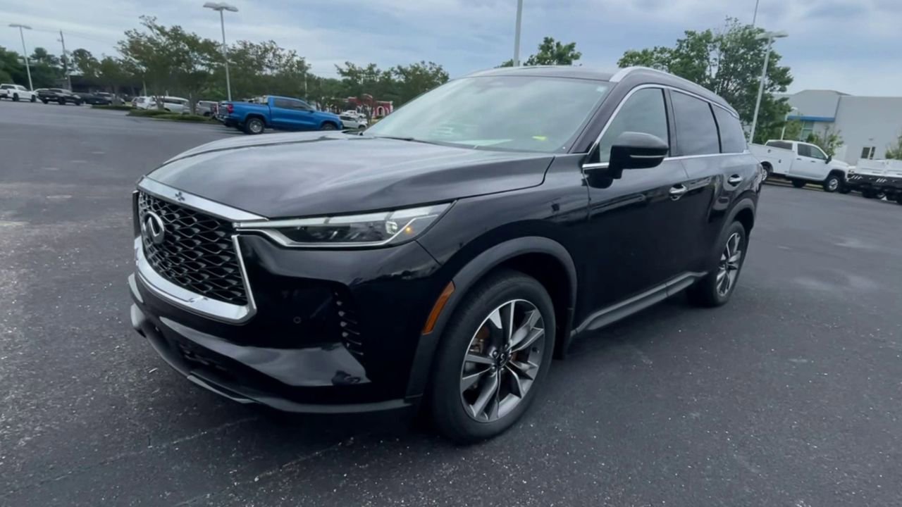 Used 2023 INFINITI QX60 Luxe w/ Cargo Package FWD image 4