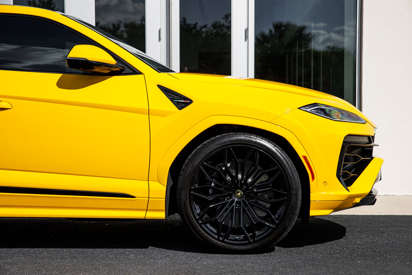 Used 2025 Lamborghini Urus SE AWD/4WD image 23