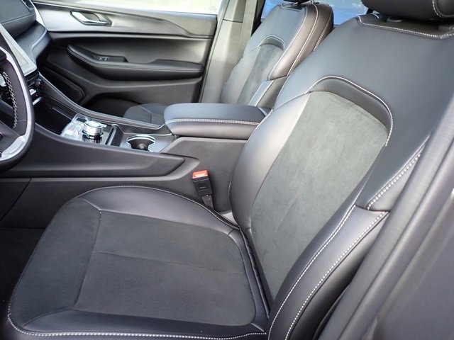 New 2025 Jeep Grand Cherokee Altitude image 11