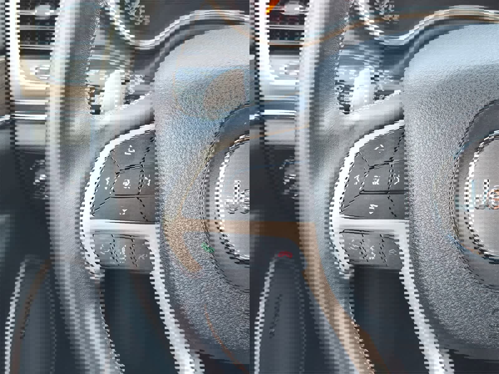 Used 2017 Jeep Grand Cherokee Overland w/ Jeep Active Safety Group image 28