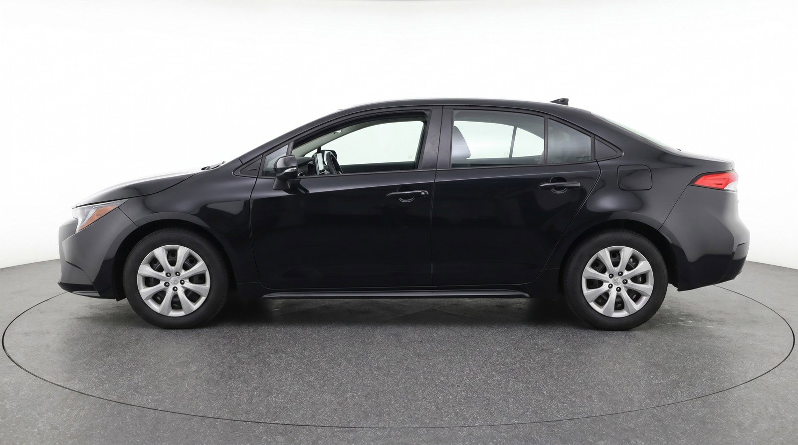 Used 2025 Toyota Corolla LE FWD image 5