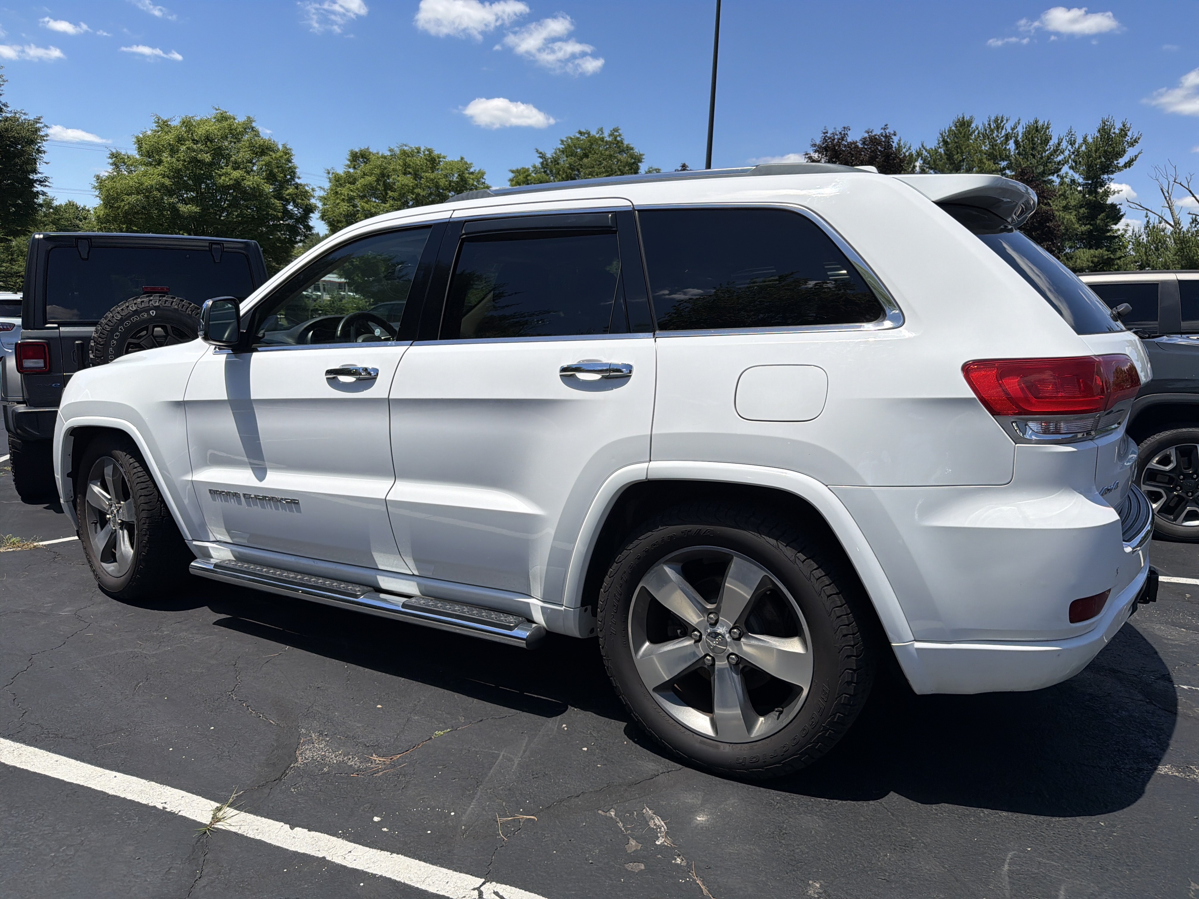 Used 2015 Jeep Grand Cherokee Overland w/ Advanced Technology Group AWD/4WD image 4