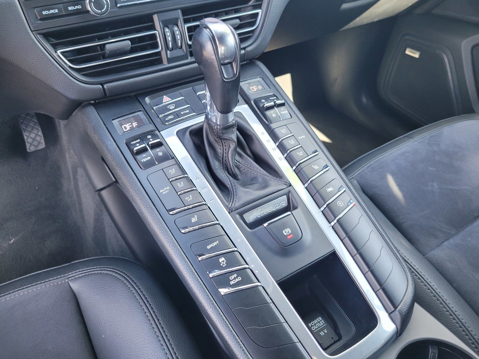 Used 2020 Porsche Macan w/ Premium Package image 20