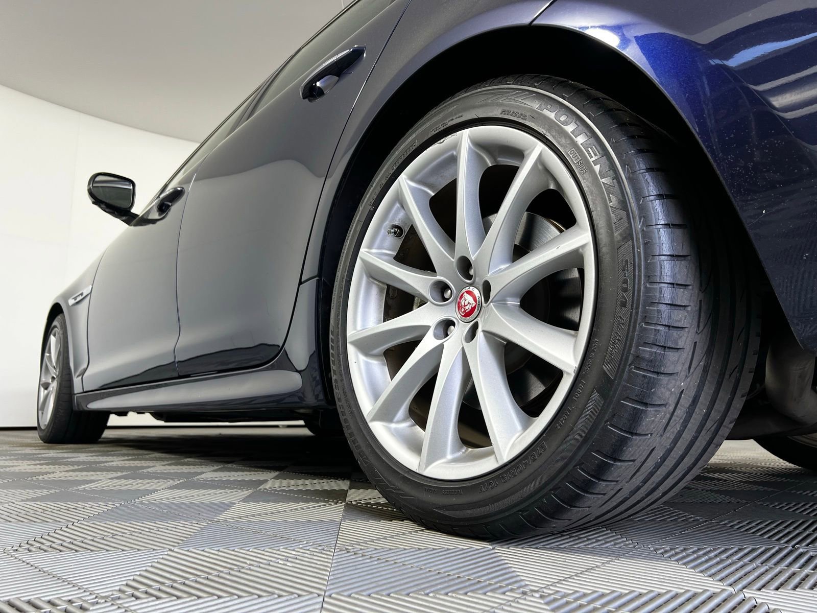 Used 2016 Jaguar XJ R-Sport AWD/4WD image 9