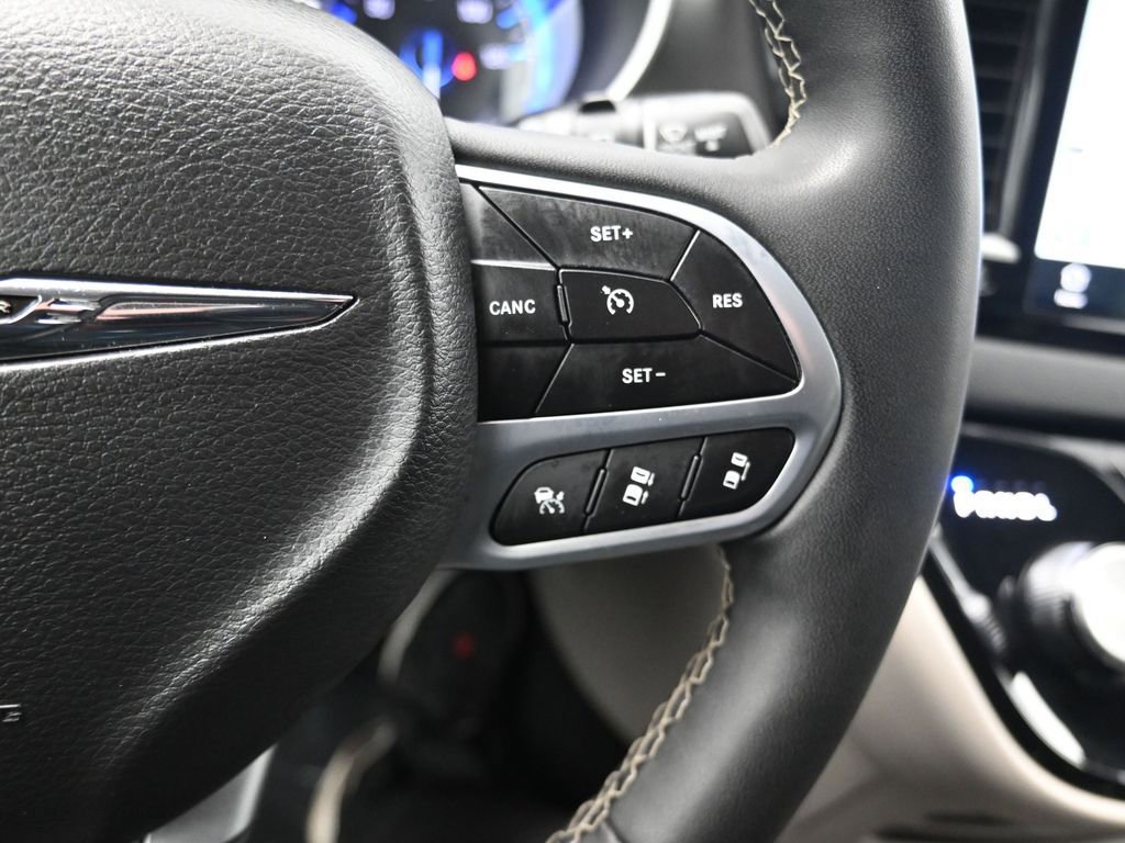 Used 2024 Chrysler Pacifica Touring-L image 27
