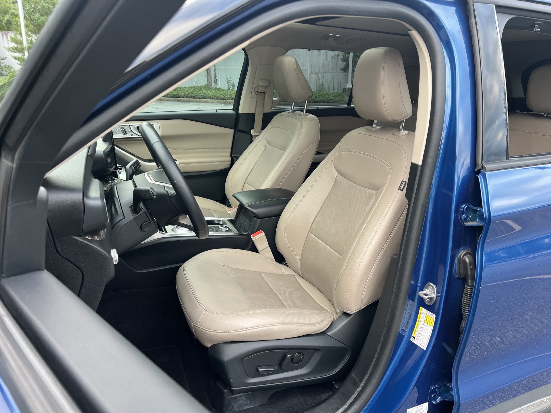 Used 2021 Ford Explorer Limited w/ Equipment Group 301A AWD/4WD image 14
