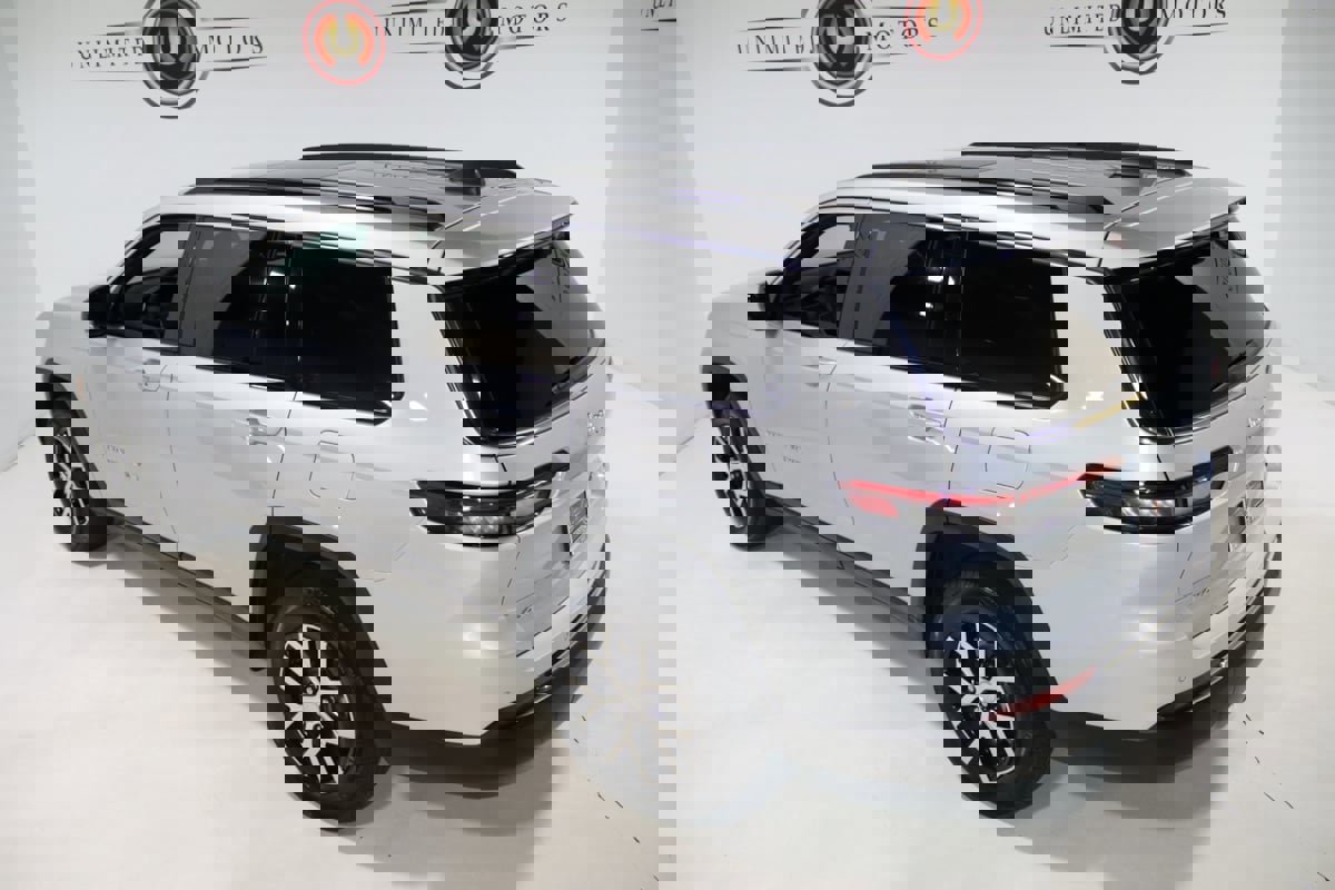 Used 2024 Jeep Grand Cherokee L Limited w/ Luxury Tech Group II image 7