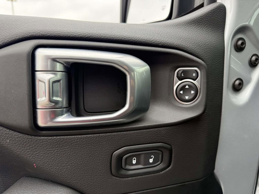 Used 2022 Jeep Wrangler Unlimited Sahara image 13