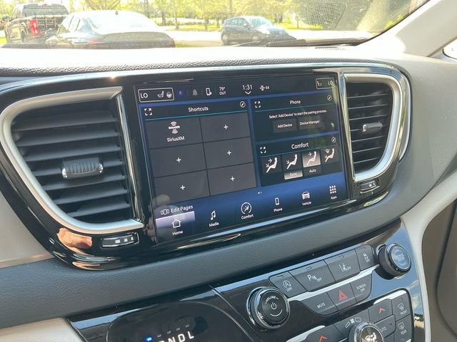 Used 2023 Chrysler Pacifica Touring-L FWD image 22