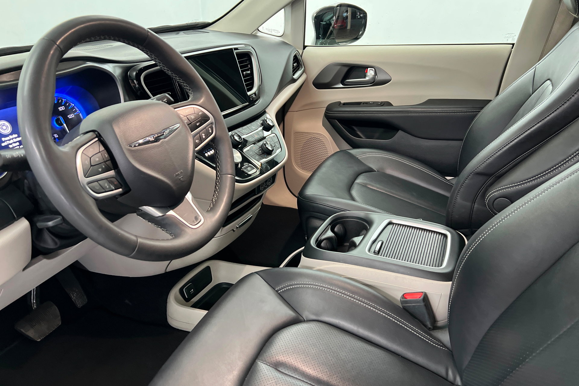 Used 2024 Chrysler Pacifica Touring-L FWD image 15