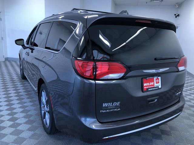 Used 2018 Chrysler Pacifica Limited w/ Tire & Wheel Group FWD image 8