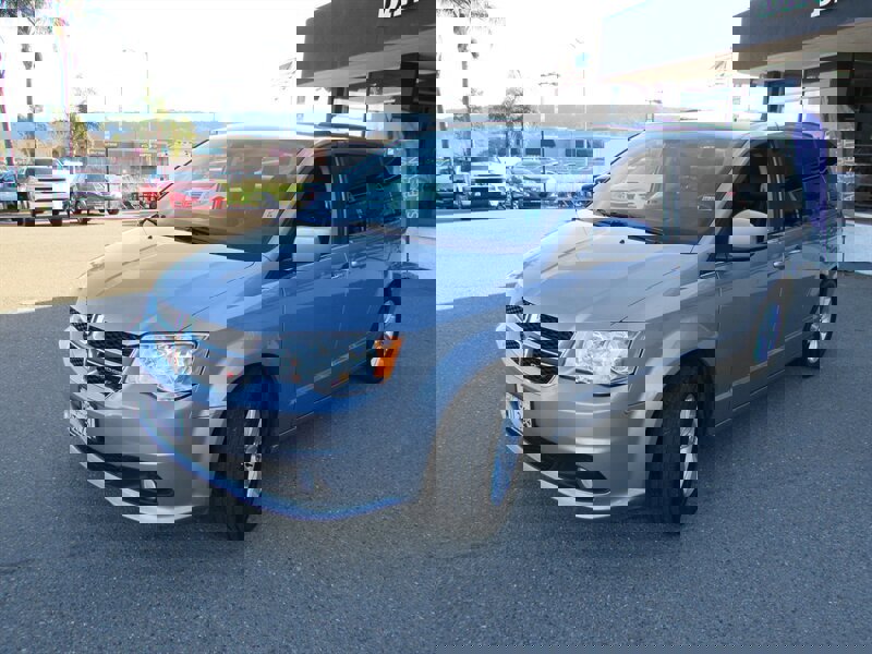 Used 2019 Dodge Grand Caravan SXT image 2