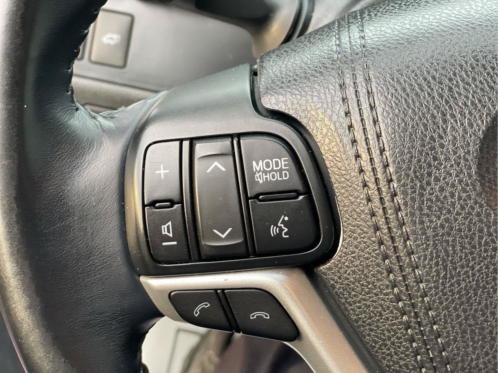 Used 2018 Toyota Highlander XLE AWD/4WD image 32