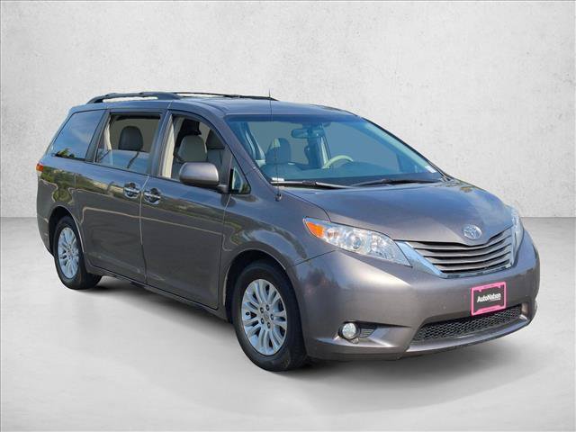 Used 2014 Toyota Sienna XLE FWD image 3
