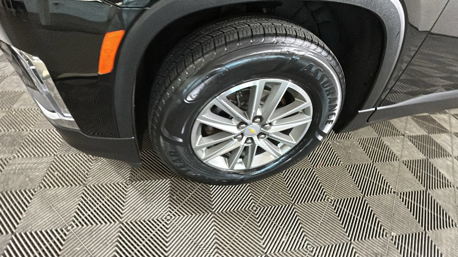 Used 2023 Chevrolet Traverse LT FWD image 10