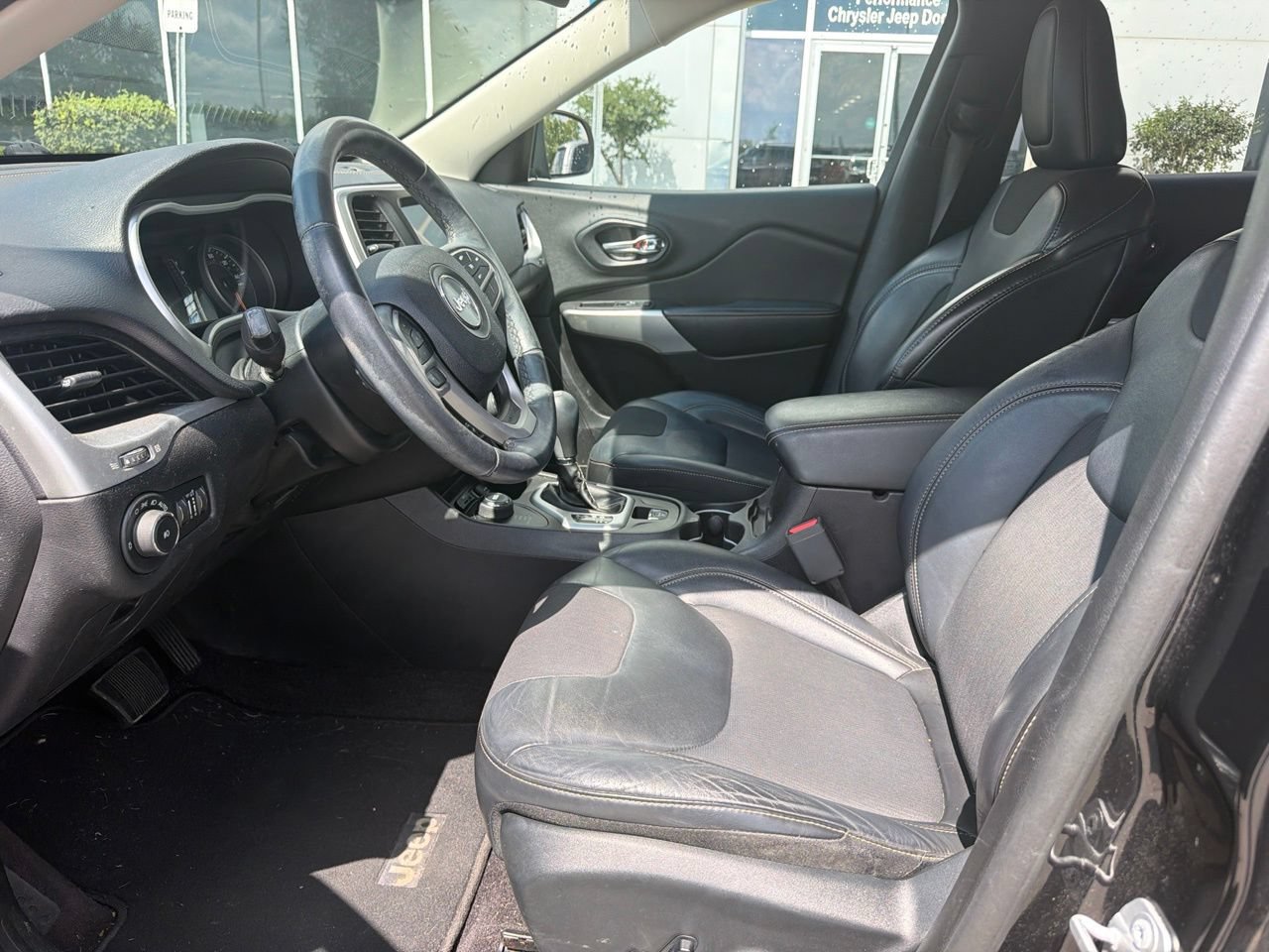 Used 2018 Jeep Cherokee Latitude Plus AWD/4WD image 14