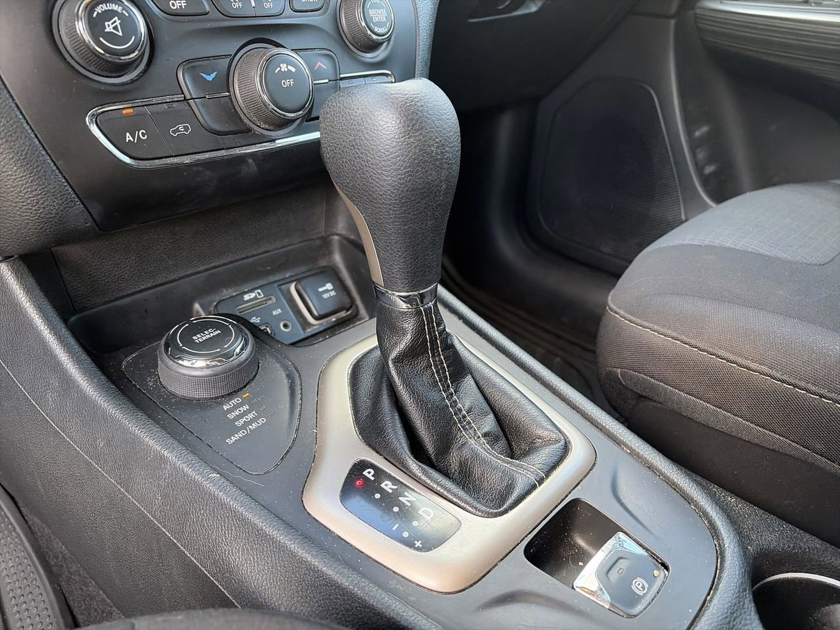 Used 2016 Jeep Cherokee Latitude w/ Cold Weather Group image 15