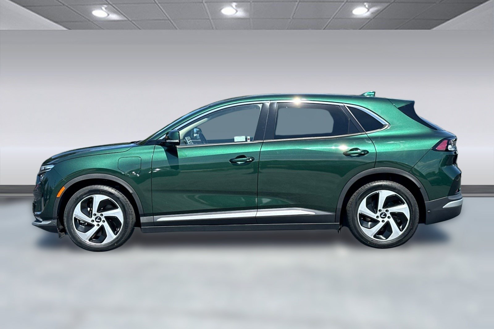 Used 2023 VinFast VF 8 Eco AWD/4WD image 2