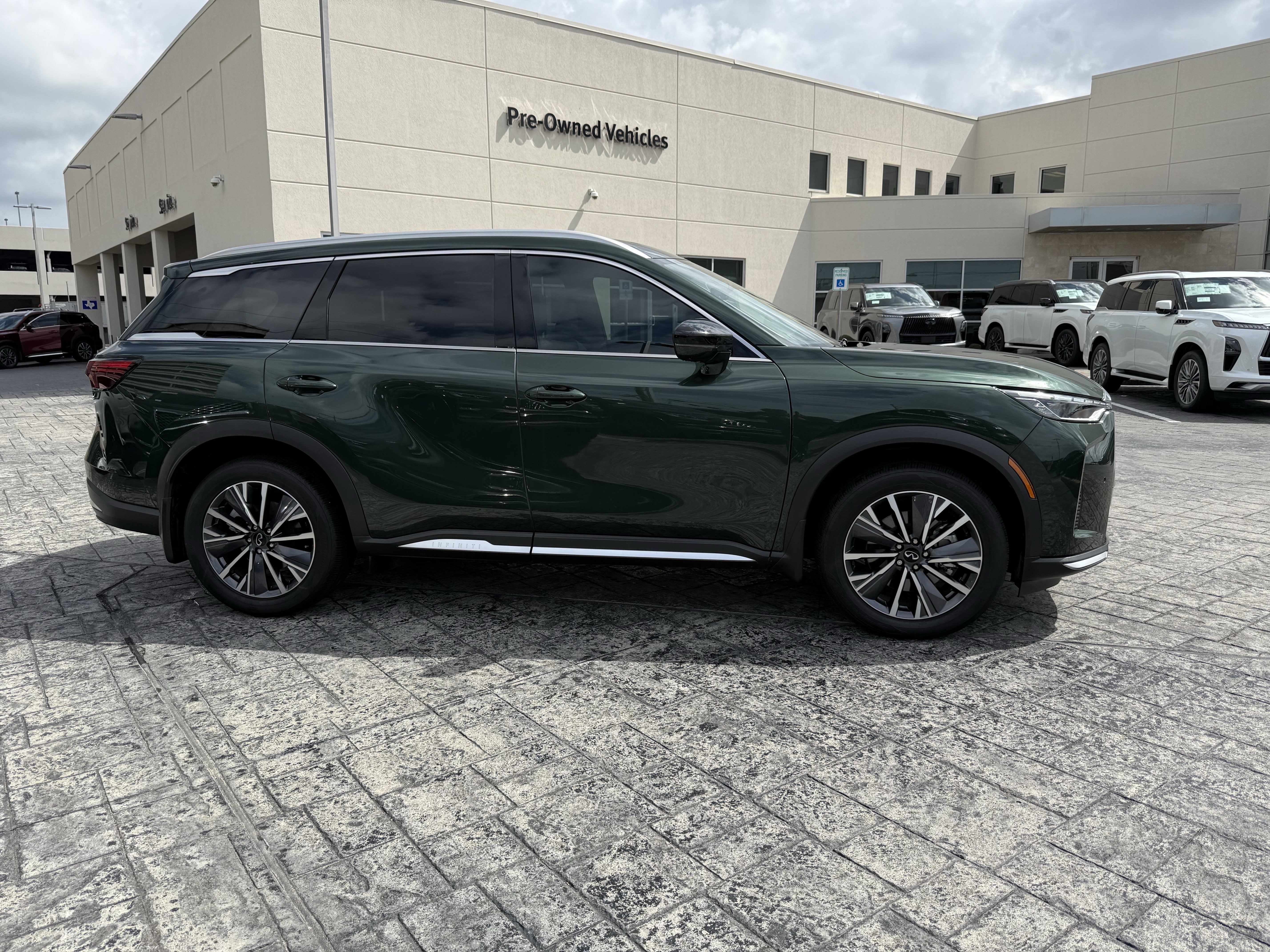 Certified 2026 INFINITI QX60 Luxe w/ Cargo Package FWD image 8