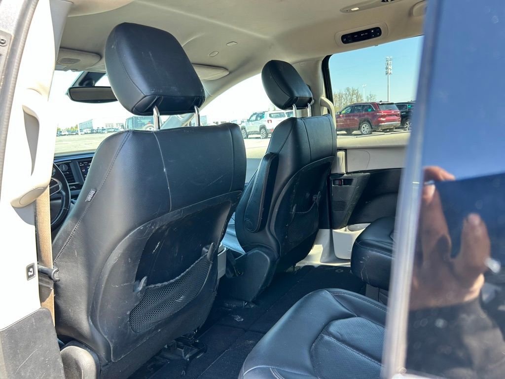 Used 2020 Chrysler Pacifica Touring-L FWD image 18