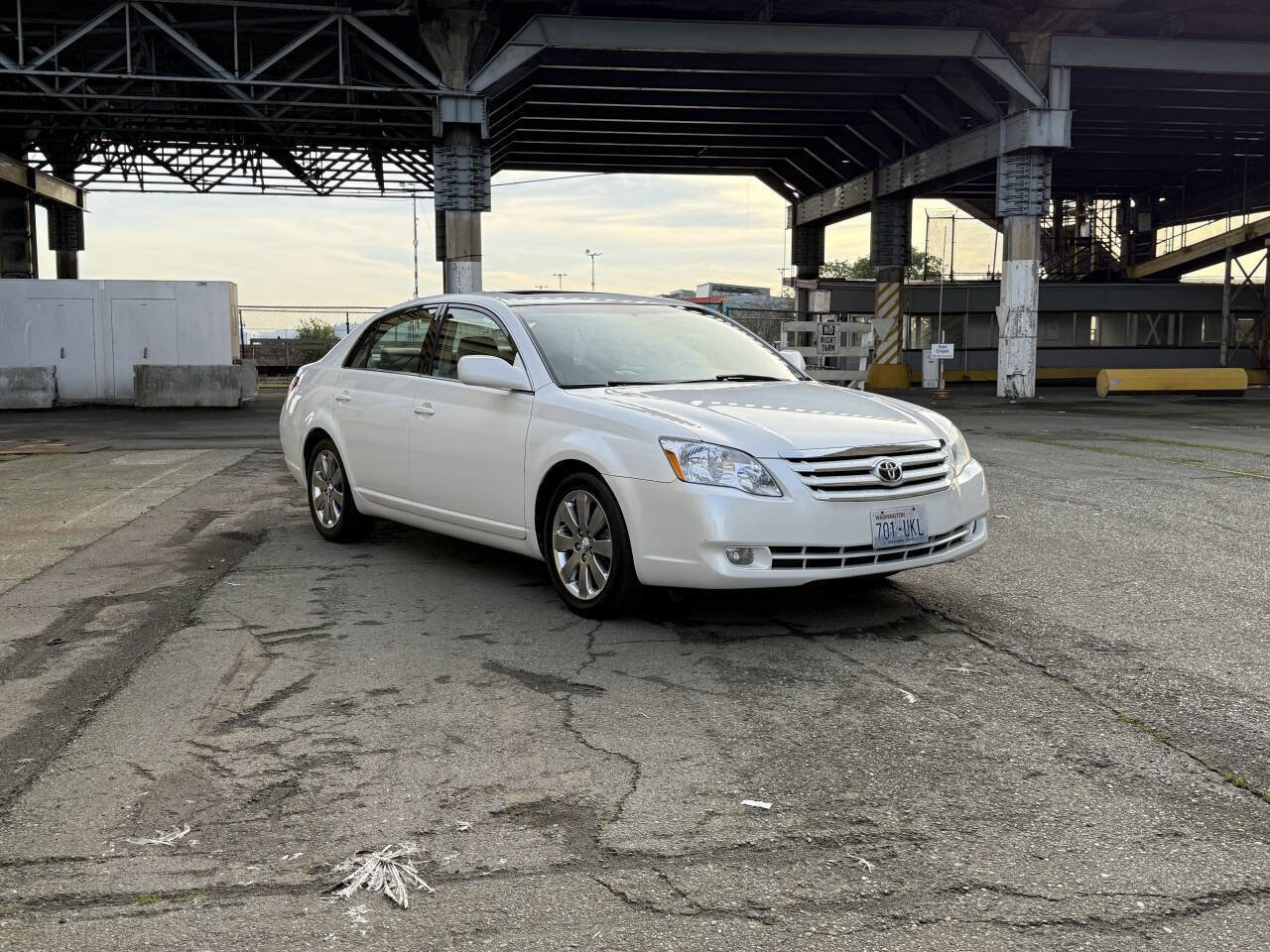 Used 2005 Toyota Avalon XLS image 15