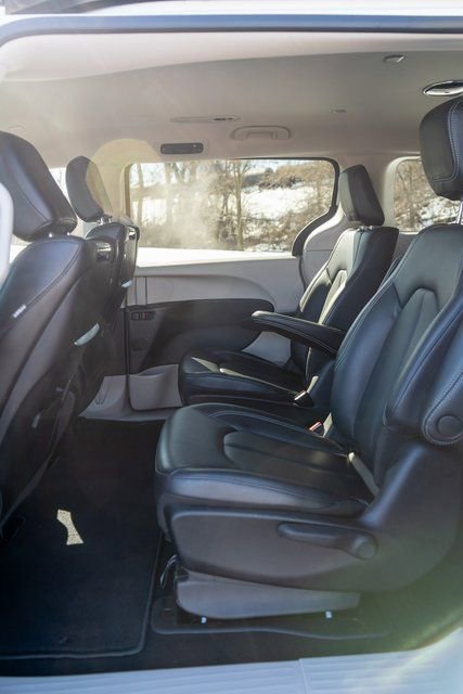 Used 2023 Chrysler Pacifica Touring-L w/ Uconnect Theater Family Group image 12